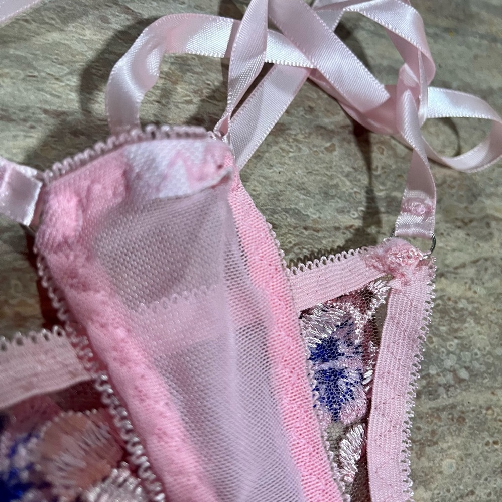 Lingerie set with embossed flowers with ribbons. - Picture 3 of 9